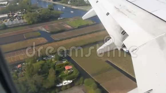 飞机正在准备着陆飞越水道温室太阳能电池板的农场房屋和路线视频的预览图