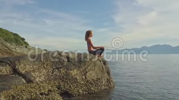 在瑜伽姿势中医生通过拍打海浪来移动女孩视频的预览图