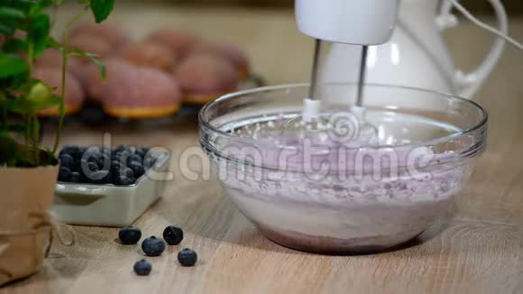 用搅拌机打蓝莓奶油视频的预览图