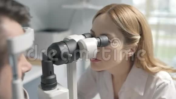 眼科专家检查人视力视频的预览图