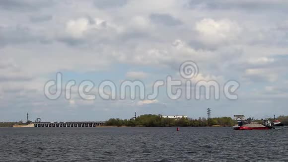 大坝背景上的两艘驳船视频的预览图