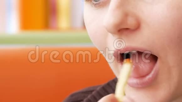 在餐厅吃法式薯条的年轻女性视频的预览图
