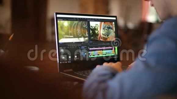 自由职业者视频编辑工作在笔记本电脑与电影编辑软件摄影师vlogger或博主相机视频的预览图