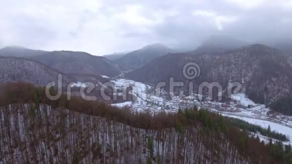 冬季山区小村庄的空中镜头视频的预览图