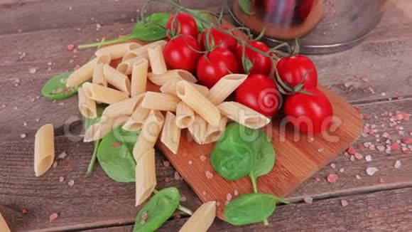 意大利面食和西红柿接近视频的预览图