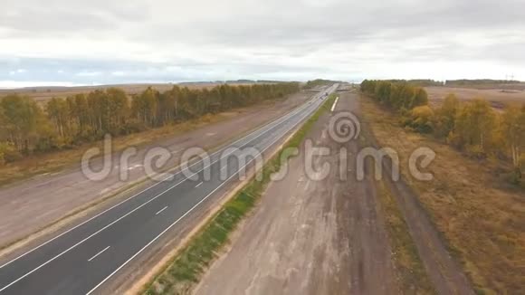 在高速公路上的阿里亚景色视频的预览图