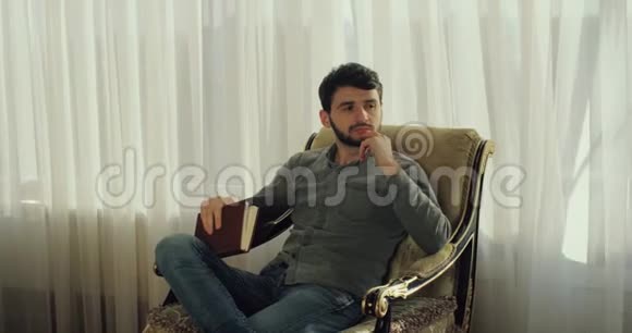 男人坐在扶手椅上微笑着在豪华酒店的大厅休息4K站起来视频的预览图
