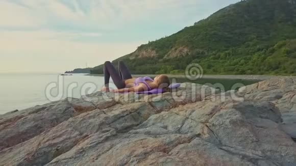 镜头接近拿着瑜伽姿势的女孩视频的预览图