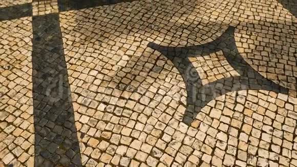 在典型的里斯本地板上的风景这座城市典型的装饰品视频的预览图