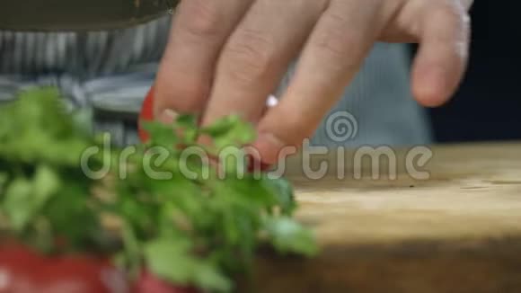 厨师专业切西红柿与厨师刀在切板视频的预览图