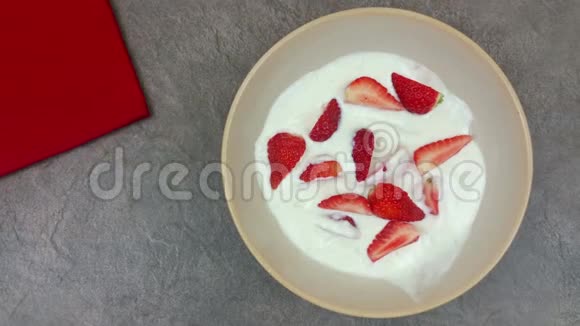 草莓从一碗酸奶中慢慢放大视频的预览图