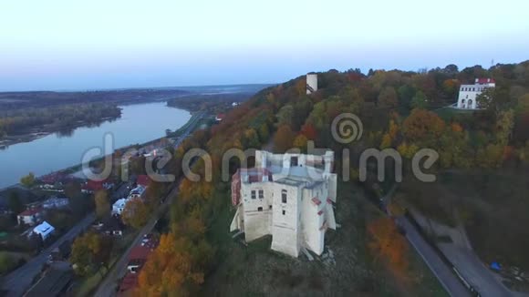 KazimierzDolny城堡废墟鸟瞰图视频的预览图