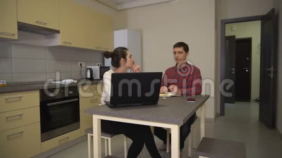 女人听男人的想法坐在厨房里做生意视频的预览图