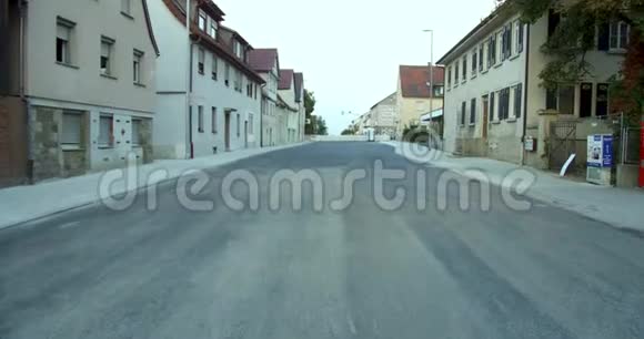 走在路中间的欧洲小镇德国街上有黑顶路视频的预览图