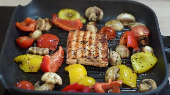 烤架上有美味的鲑鱼和蔬菜烤制方形三文鱼红辣椒和黄椒樱桃视频的预览图