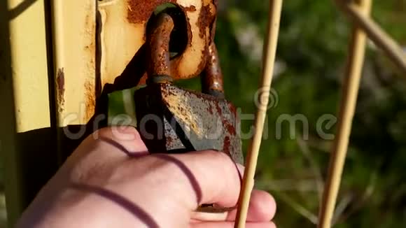 一个人试图打开生锈的门锁视频的预览图