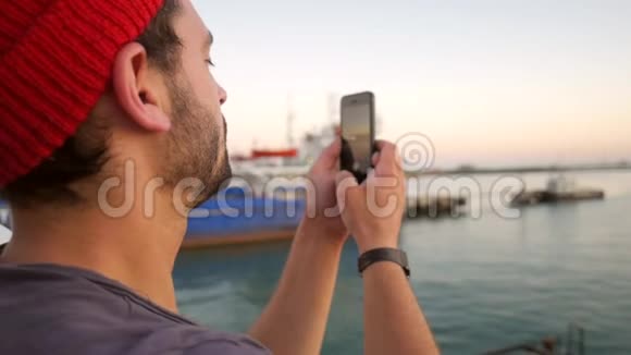 乘渡船的年轻人用手机拍摄大海和船只的全景照片高清慢速运动克里米亚俄罗斯视频的预览图