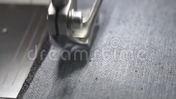 在缝纫机上工作的女裁缝的手视频的预览图