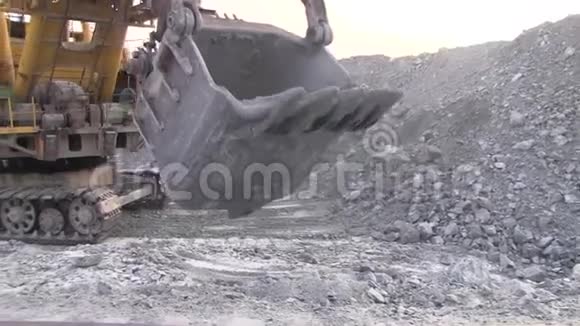 挖掘机铲斗特写的敲击镜头视频的预览图