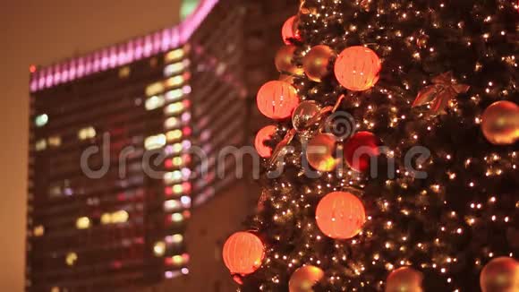 街上的圣诞装饰品建筑高层建筑的发光窗口街道照明视频的预览图