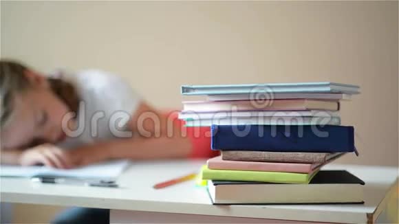 女学生学习功课睡在书上的可爱女孩视频的预览图