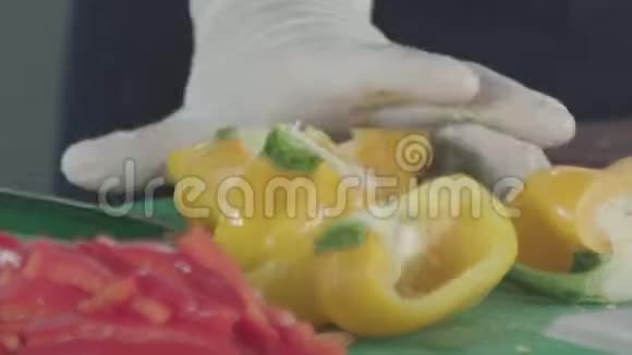 用刀子清洗和切片黄色的辣椒视频的预览图