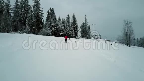 无法辨认的男子在高地滑雪的鸟瞰图视频的预览图