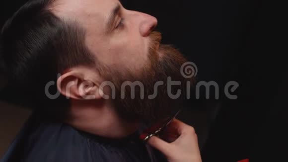 理发师在理发店用剪刀梳胡子视频的预览图