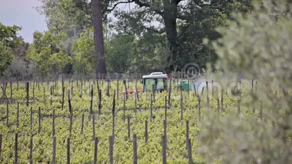 葡萄园里的拖拉机视频的预览图