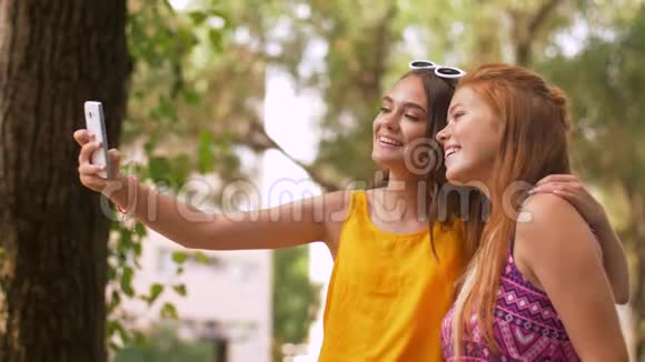 公园里少女用智能手机自拍视频的预览图