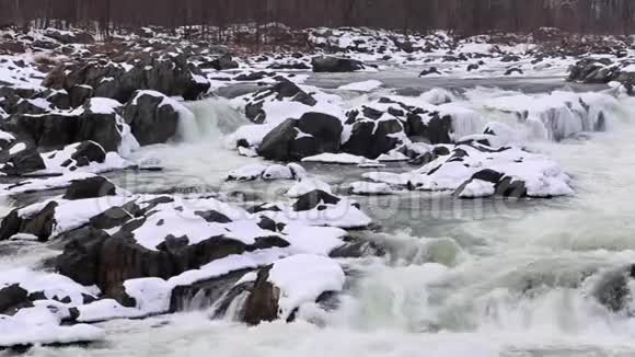 大瀑布潘射冬季白色瀑布与雪岩大瀑布国家公园视频的预览图