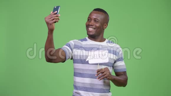 年轻快乐的非洲男人用纸签自拍视频的预览图
