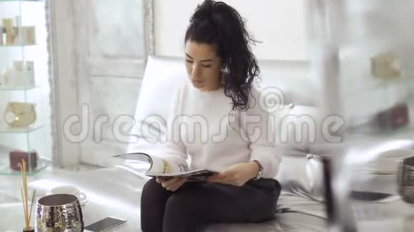 漂亮的女人在美容诊所等待申请并阅读杂志视频的预览图