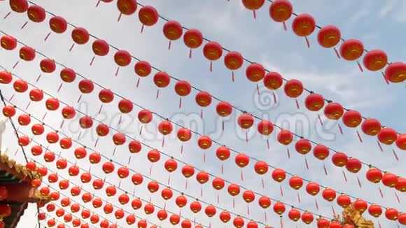 在一座传统的佛教寺庙里一排排重复挂着的红灯笼视频的预览图