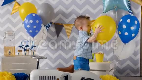可爱的一岁男孩正在用气球庆祝他一岁生日视频的预览图