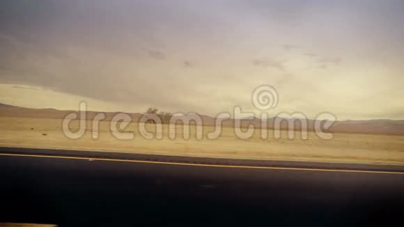 从汽车穿过沙漠视频的预览图