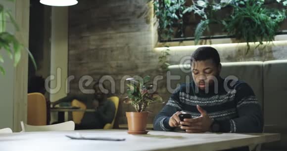 一个黑人侍者端着一个男人的咖啡和点心视频的预览图