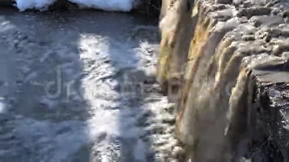 脏水带着垃圾迅速流入河中快关门全景从右到左视频的预览图