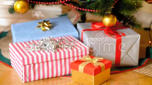 客厅圣诞树下一叠礼物盒的特写镜头视频的预览图