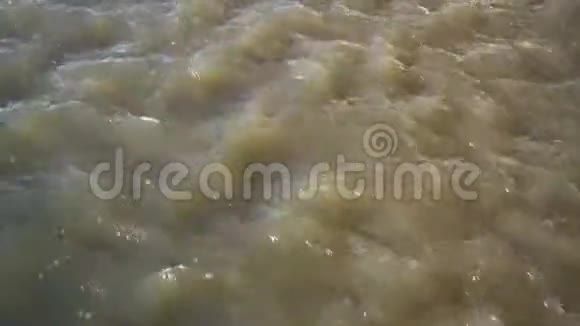 暴风骤雨的春天脏水的流动小小的波浪快关门4K视频的预览图