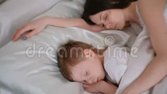 妈妈和儿子睡在一起妈妈抱着儿子视频的预览图