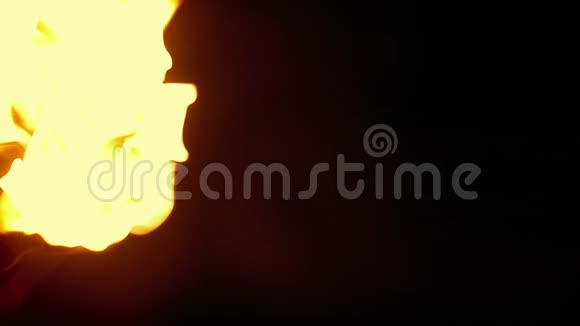 人在黑暗中举起燃烧的火炬视频的预览图
