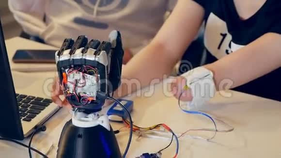 机器人手臂对残疾女士手臂动作做出反应视频的预览图