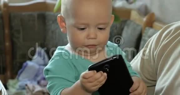带着智能手机的婴儿视频的预览图