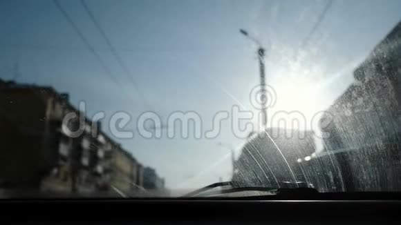 从汽车到城市的视野把注意力集中在脏的挡风玻璃上汽车开动了视频的预览图