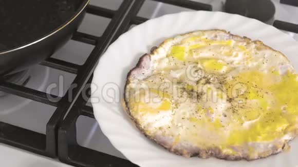 厨房煤气炉上白色盘子上炒鸡蛋视频的预览图