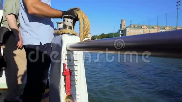 水手站在甲板上拿着绳子威尼斯的水运视频的预览图
