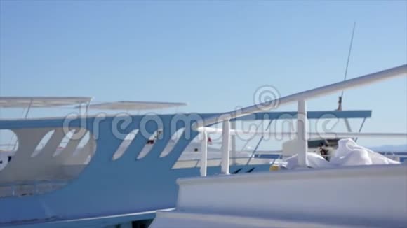 阳光明媚的白天白色游艇在蓝色的海面上航行视频的预览图