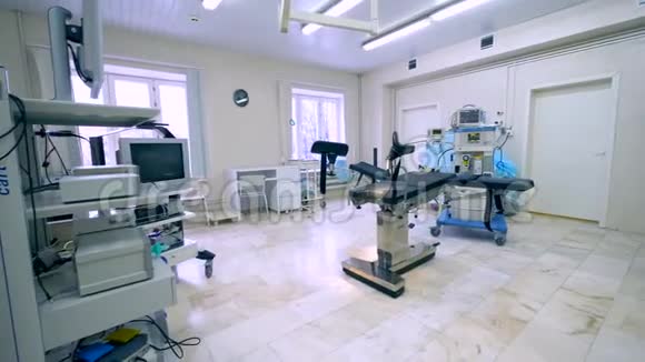 带专业设备和检查椅的产科医院侧视图视频的预览图