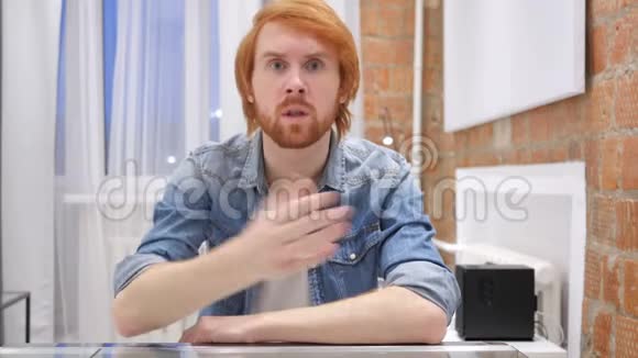 红头发胡子男手势沮丧和愤怒的肖像室内视频的预览图